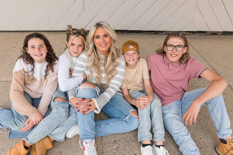 2024 krystal-moore-photography-moose-jaw-white-wall-family-session-21