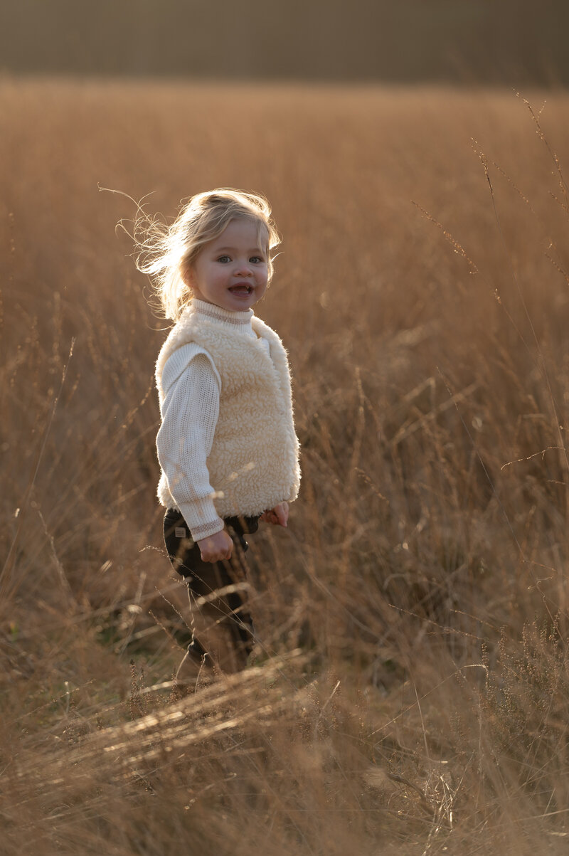 Gezin in graanveld zonder golden hour preset 3