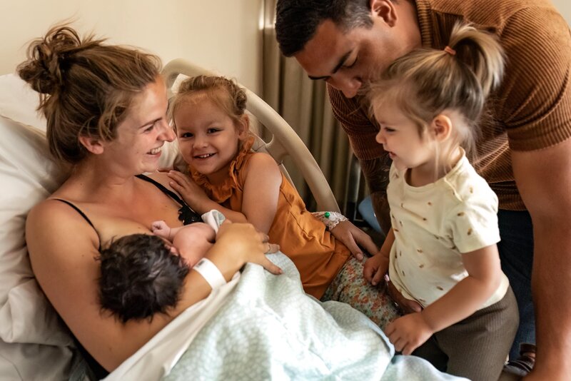 Grote zussen ontmoeten hun babyzusje voor de eerste keer, geboortefotografie in Beverwijk