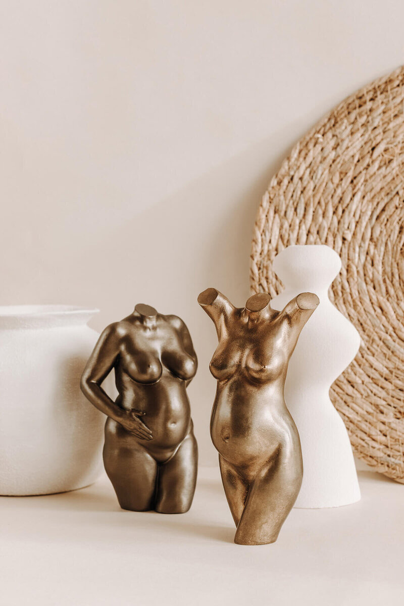 Bronzen beeldjes zwangere buik met en zonder armen.
