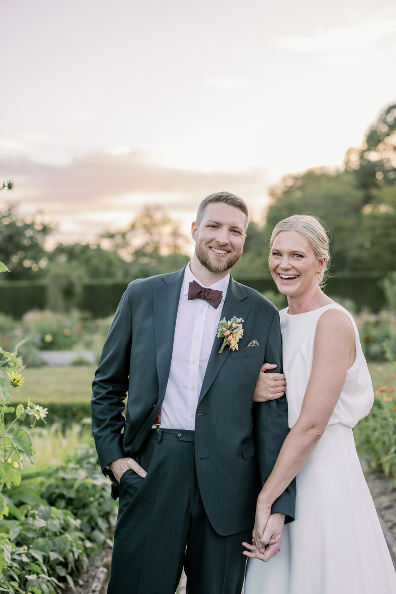 Bröllopsfotograf  Stockholm Brudbukett och brudpar som håller varandra i handen