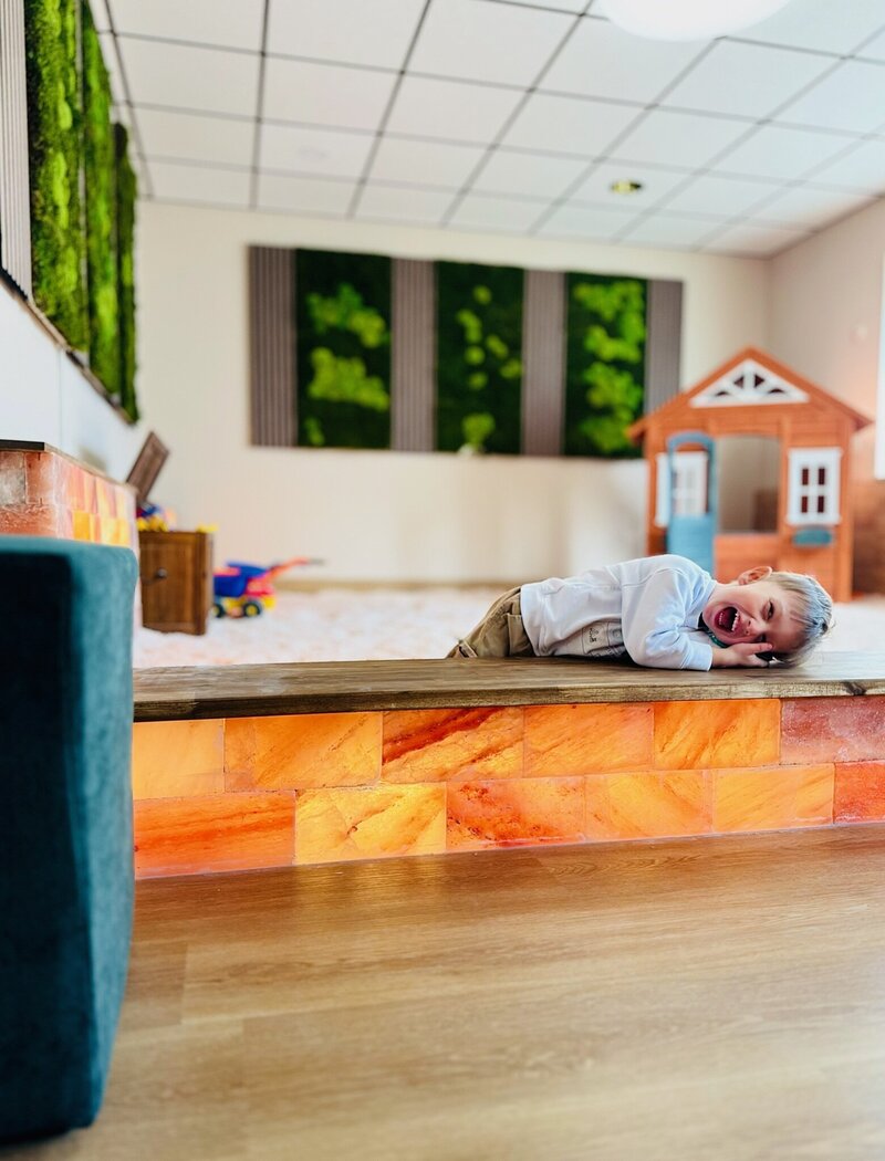 Salzraum im Indoorspielplatz mit Kind