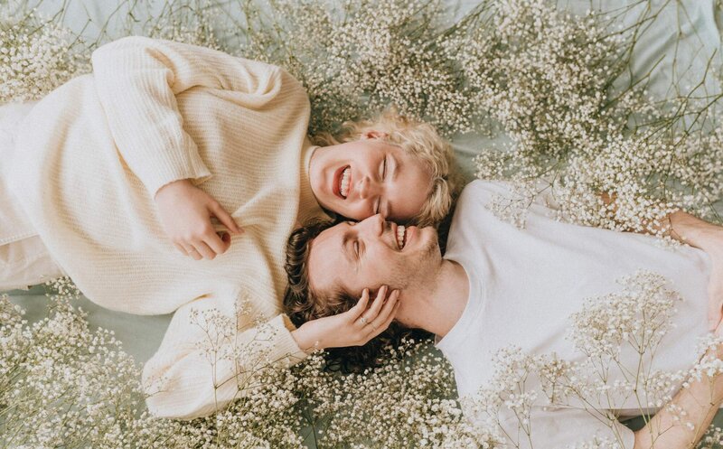 babys-breath-couples-session