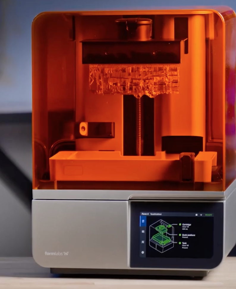 Imprimante 3D Form3 utilisée par DP PROD 3D pour la technologie SLA, garantissant des finitions lisses et des détails élevés dans chaque impression.
