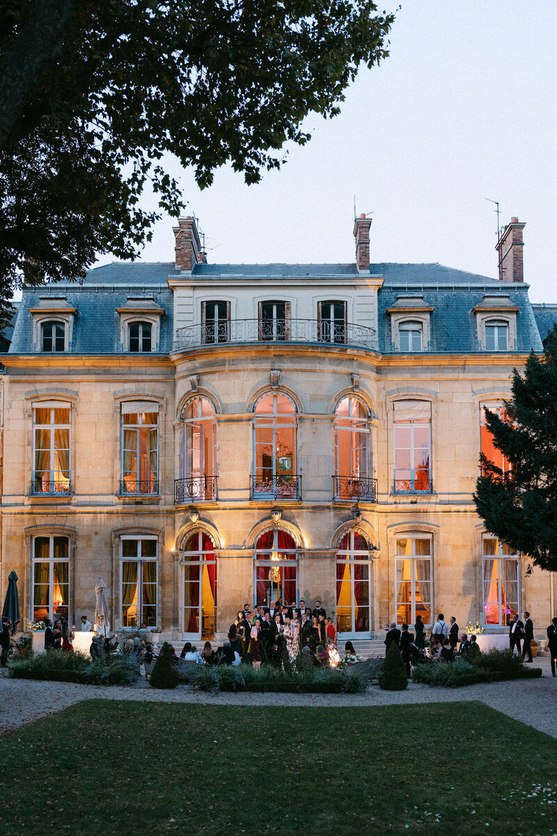 Wedding guests having cocktails at the garden of Maison de l'Amerique Latine.