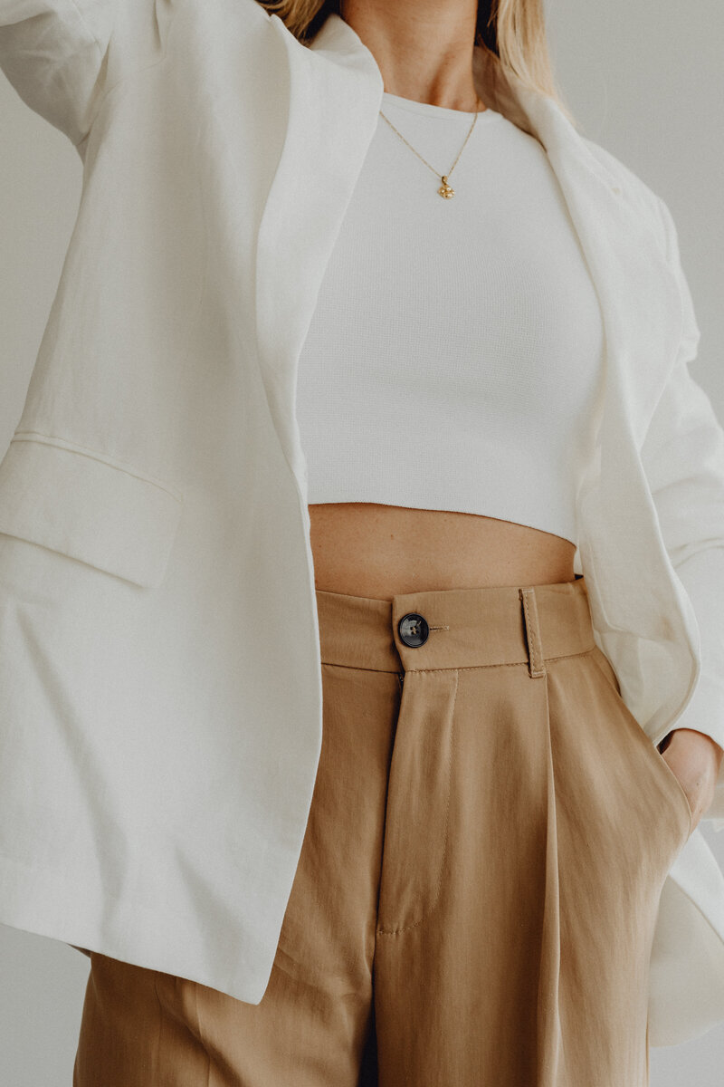 kaboompics_minimal-fashion-unrecognizable-woman-in-beige-trousers-27551