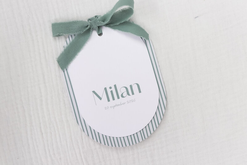 Ovaal-geboortekaartje-met-kleine-streepjes-en-strik-Milan-24
