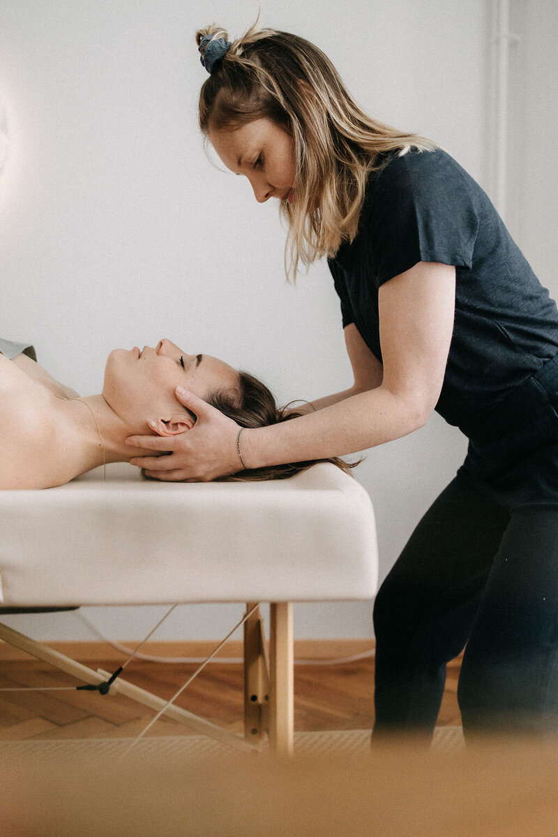 Businessportrait einer Masseurin während der Arbeit

