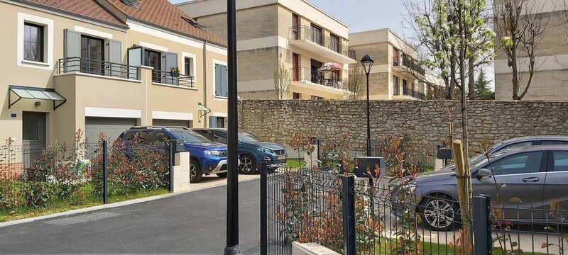 Programme immobilier avec aménagement paysager : pelouse, arbres, clotures