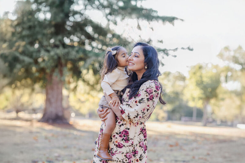 mom-daughter-loving-moment-golden-hour-photoshoot