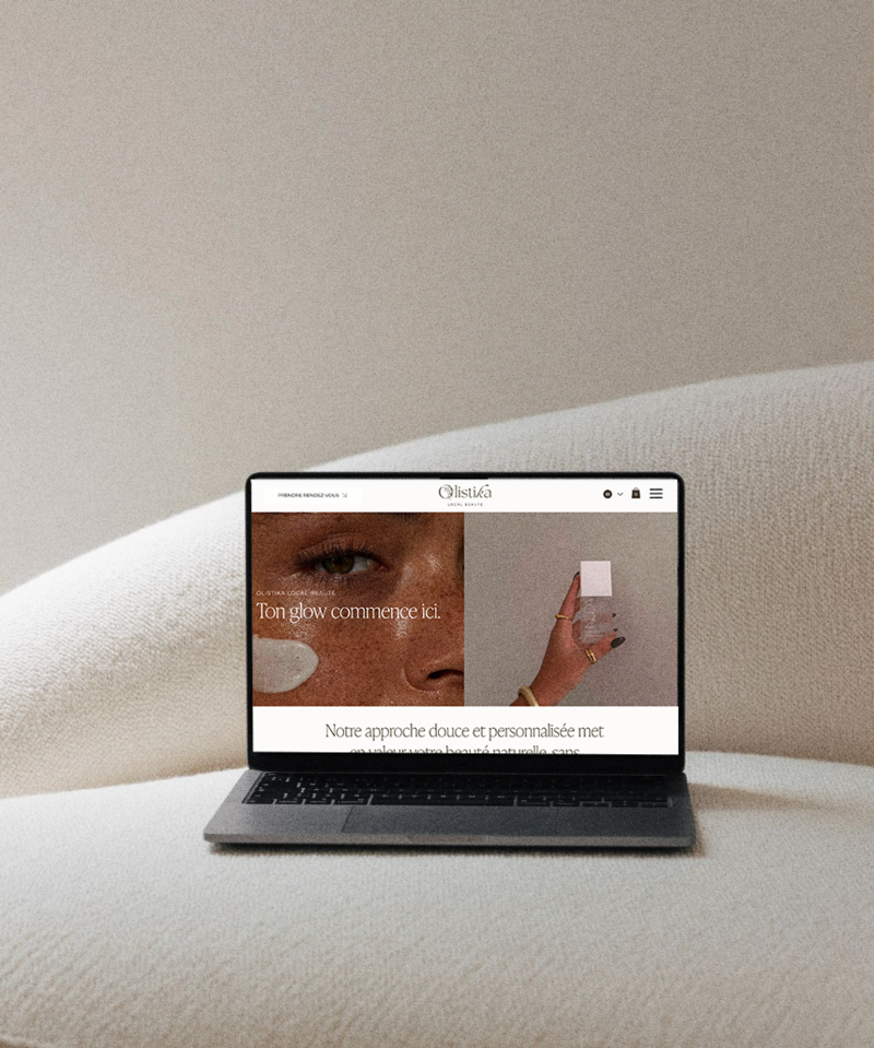 Un ortinateur portable qui présente le site Web Olistika