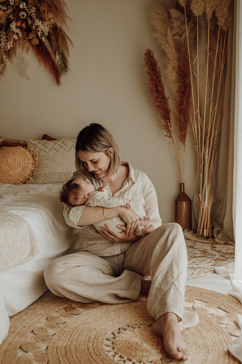 Mama omhelst zoontje tijdens gezinsshoot in boho daglicht studio