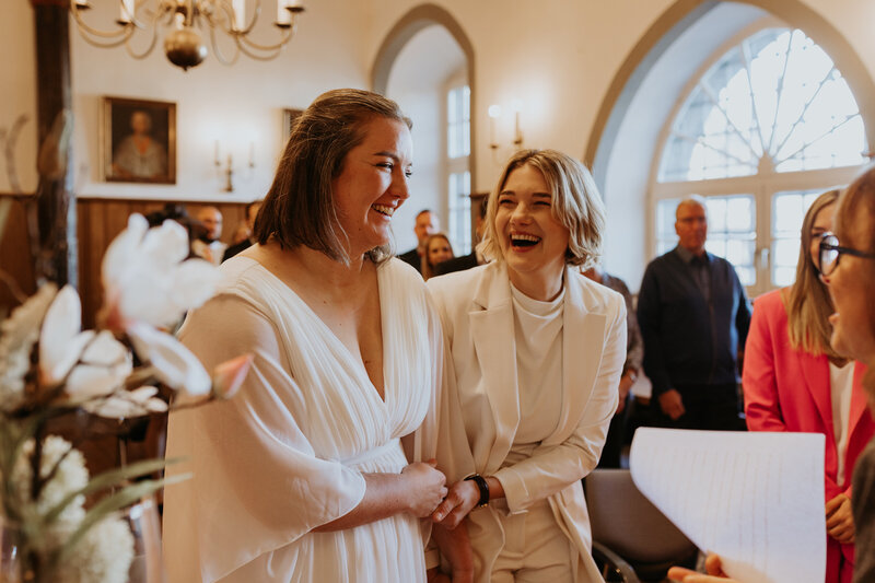 Lachendes queeres Hochzeitspaar in Linz