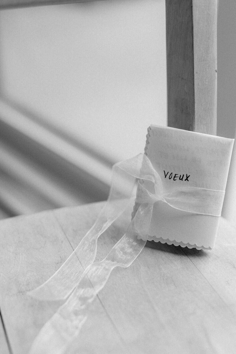 Vœux délicatement posés sur une chaise lors d’un mariage haut de gamme