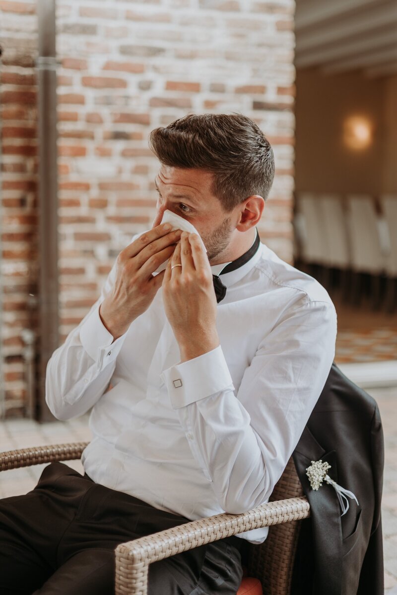 Bräutigam mit Freudentränen bei einer Hochzeit im Gut Lärchenhof in Köln-Pulheim
