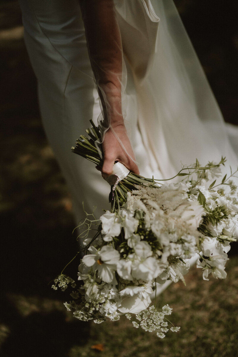 Bride carry a bouquet of flowers 