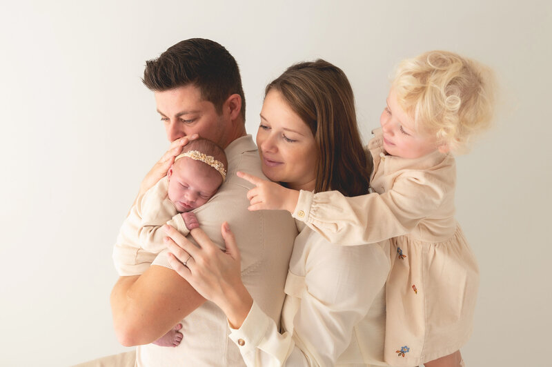 gezinsfoto van pasgeboren baby met mama, papa en grote zus