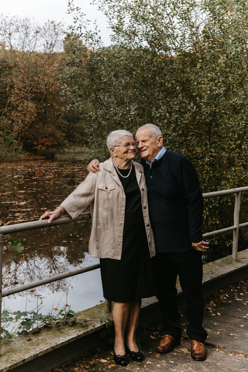 Fotoshoot grootouders in bos