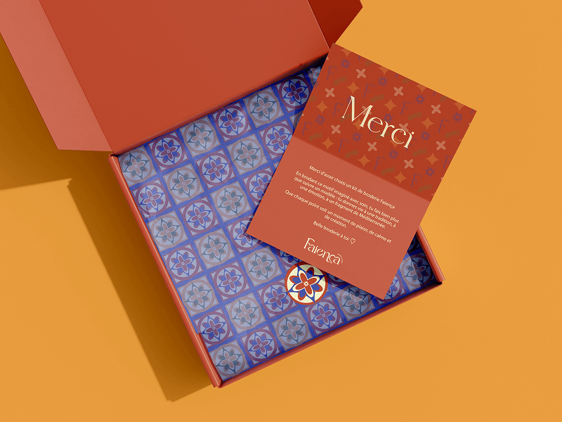 Maquette créée par Fenicia Studio pour l'identité visuelle d'une marque de broderie. Elle représente le packaging d'une boite d'envoi aux couleurs du nouvel univers graphique.