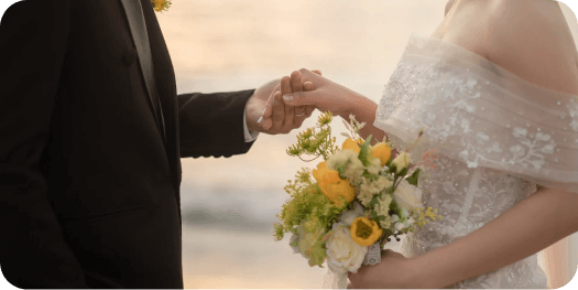 couple-holding-hands