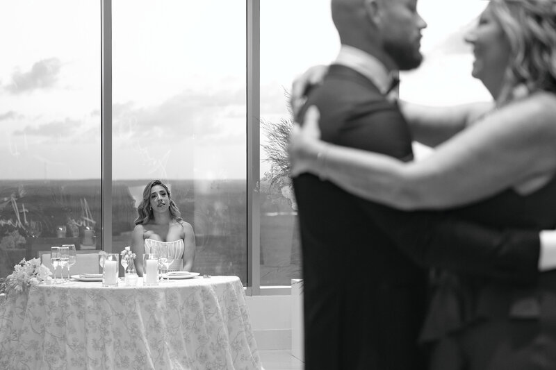 bride-and-groom-eating-cake-in-a-hotel-hallway-floor