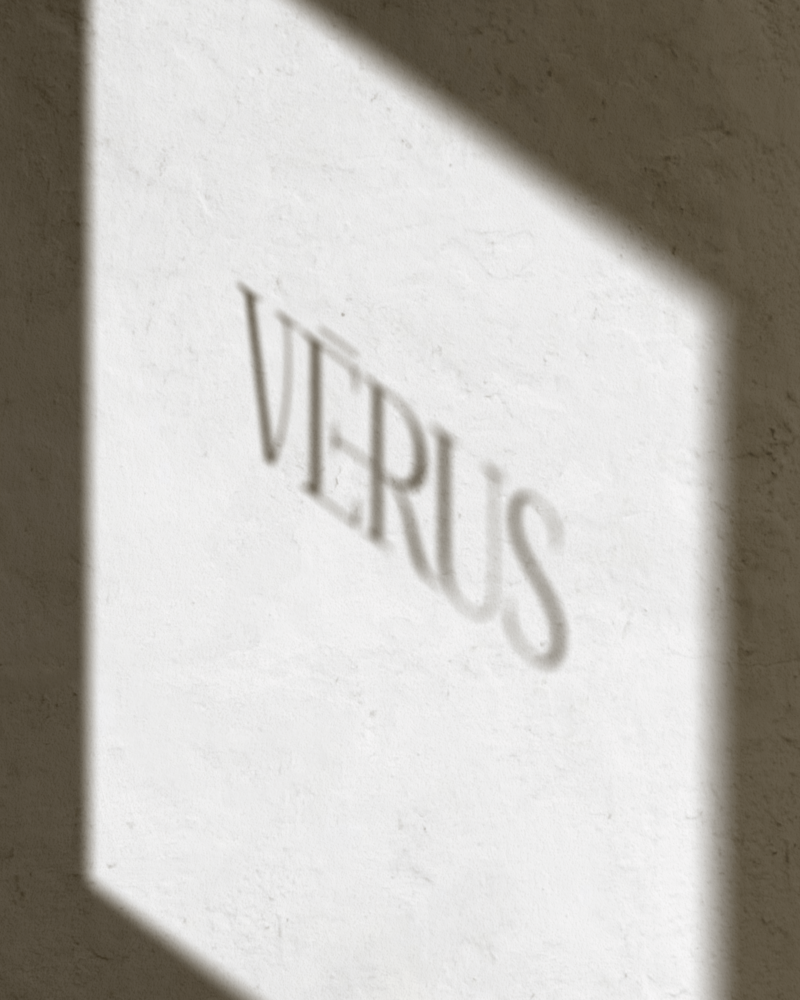 Logo Vërus in schaduw