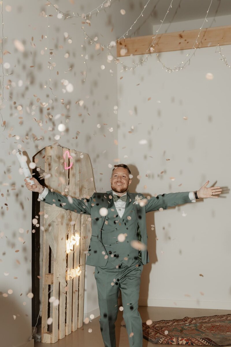 Prisylia-et-Guillaume-soiree-mariage-confettis
