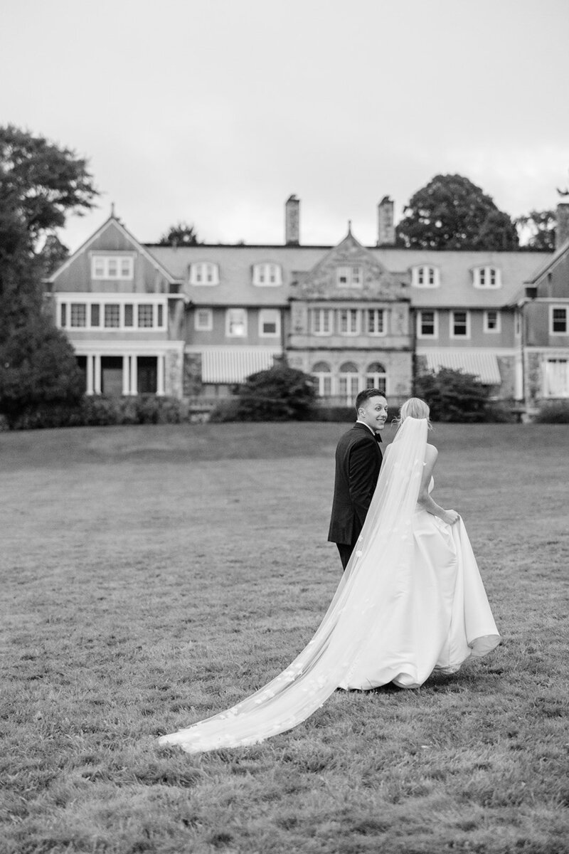 bride-groom-walking-blithewold