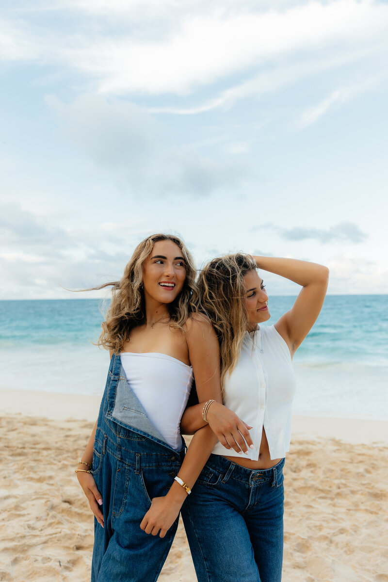 Best friend photos captured by Lexi Rae Photo, Oahu photographer