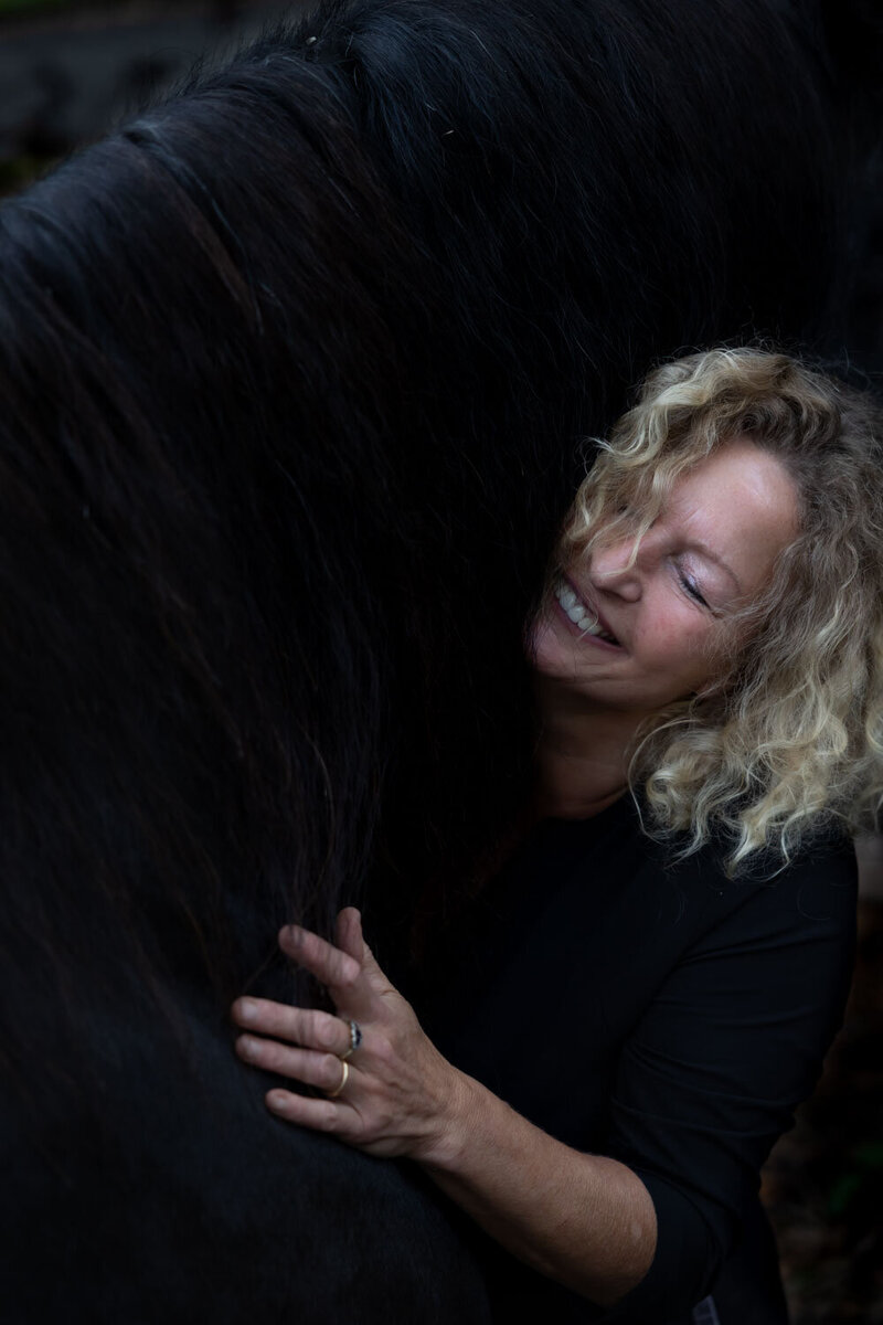 Na een loopbaan als fysiotherapeute helpt Monique nu met de wijsheid van dieren.