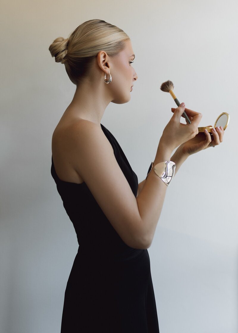 Yana Sn franciso makeup and hair stylist doing makeup on herself.