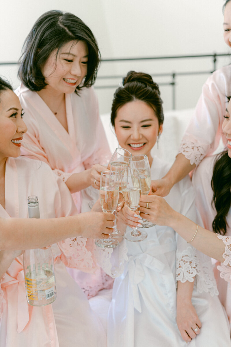 在盛放的九重葛与金色阳光之间，定格一场难以忘怀的婚礼瞬间——由洛杉矶高端婚礼与目的地摄影师 Michael Asmussen 匠心呈现。
从加州特曼库拉葡萄酒乡到意大利托斯卡纳，这幅画面融合了永恒美学、高级定制的新娘时尚，以及带有情感深度的现代浪漫。每一帧，皆是艺术，每一光影，皆有温度。

#奢华婚礼摄影 #婚礼艺术 #目的地婚礼 #托斯卡纳婚礼 #MichaelAsmussen摄影. Amid blooming bougainvillea and golden sunlight, an unforgettable wedding moment is forever captured—expertly curated by Los Angeles luxury and destination wedding photographer Michael Asmussen.
From the vineyards of Temecula, California to the rolling hills of Tuscany, Italy, this image blends timeless aesthetics, couture bridal fashion, and modern romance with emotional depth. Every frame is a work of art. Every glimmer of light holds warmth.