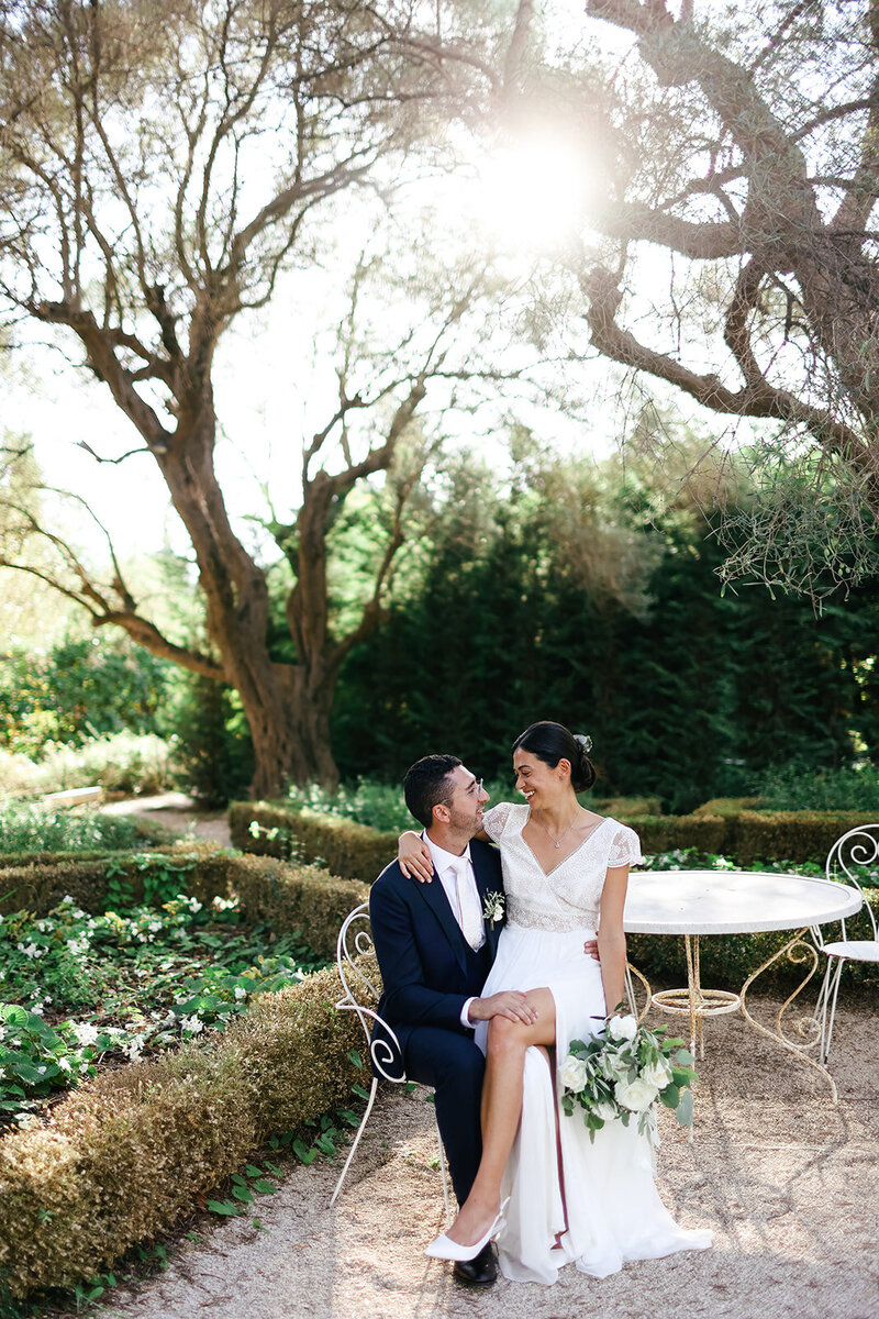 couple-embrace-in-vineyard-at-luxury-wedding-in-provence