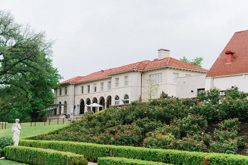 Commodore Perry Estate wedding with Bride wearing monique lhuillier