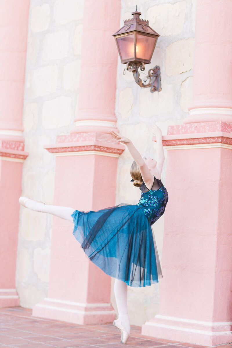 JanelleStephaniePhotography-OldSantaBarbaraMission-Amelia-BalletPortraits_24