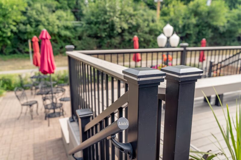 TimberTech Impressions aluminum railing with integrated post cap lights during the daytime, where they are barely perceptible. 