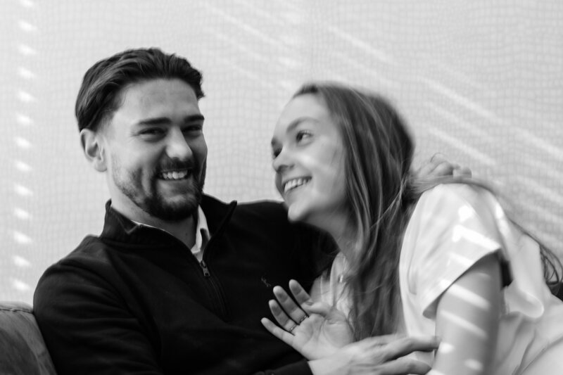 Een man en vrouw ontspannen op een bank