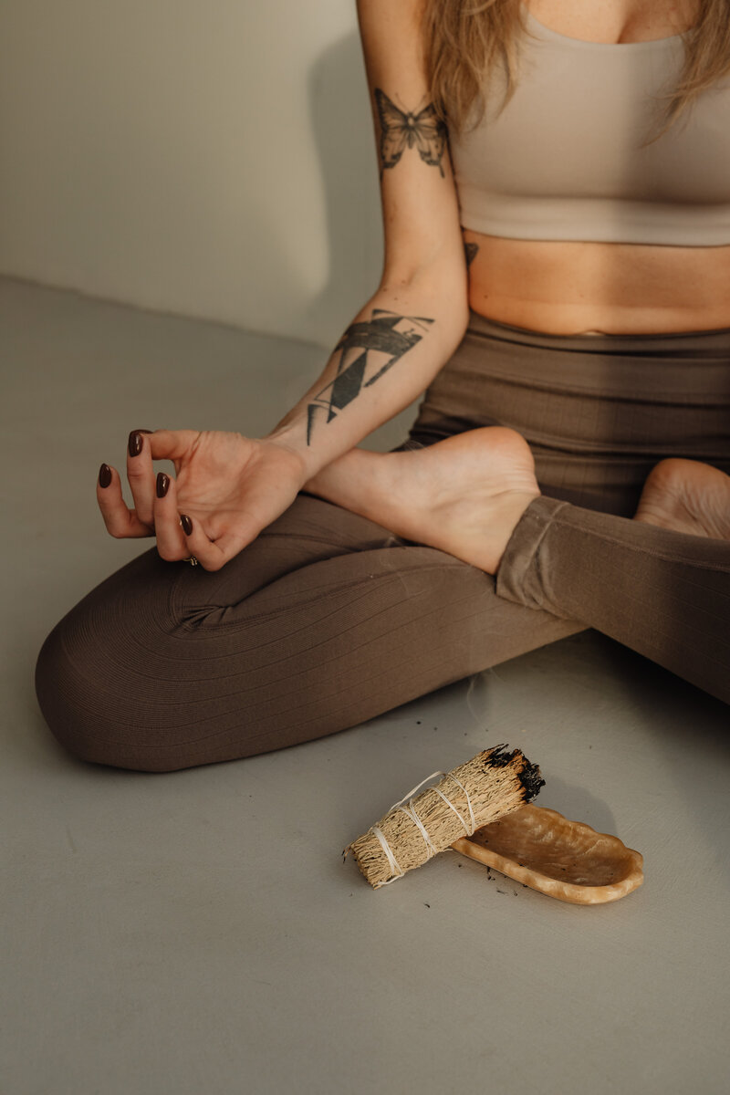 kaboompics_young-adult-woman-yoga-mat-leggings-exercise-outfit-sage-28689