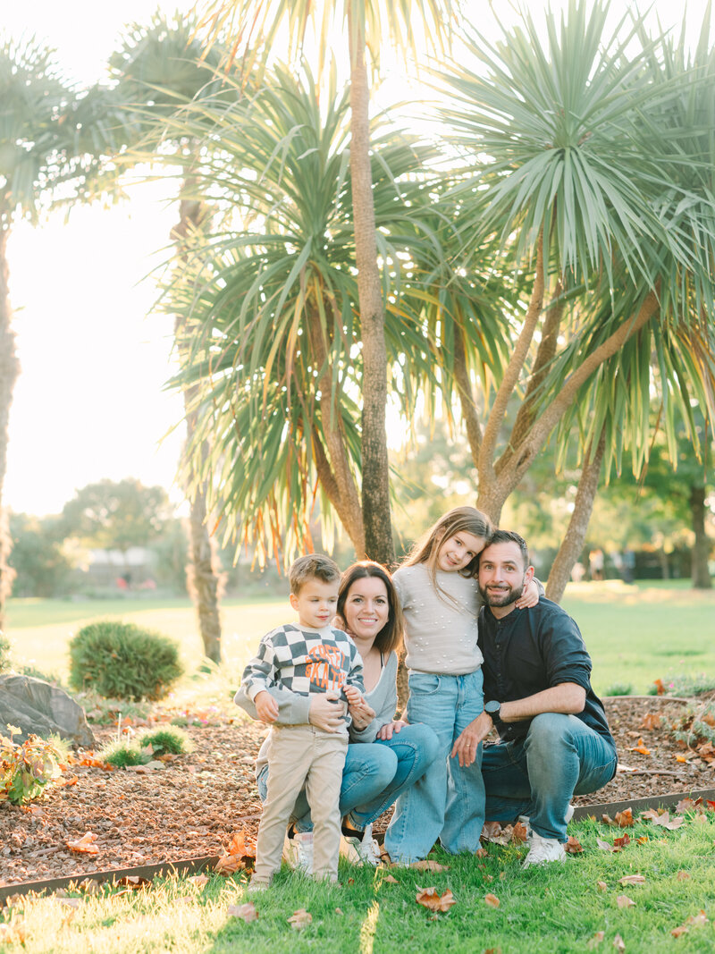 Photo de famille en exterieur dans un parc au coucher du soleil