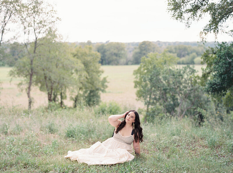 Mikaela Kahn live wedding vocalist in a field