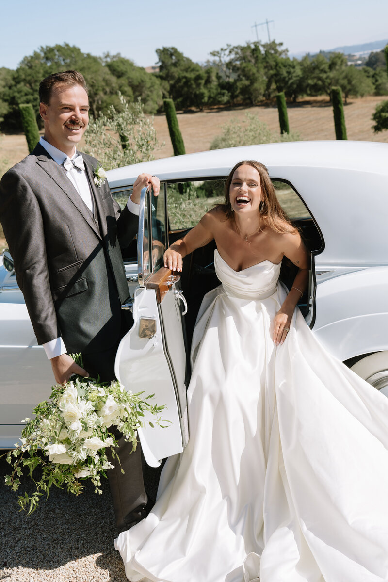 bride-and-groom-vintage-car-portraits