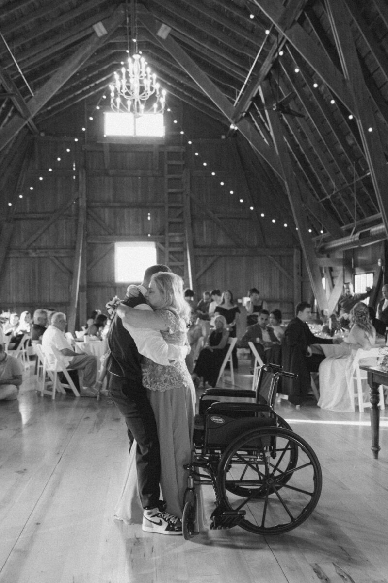 Groom and Mother first dance 