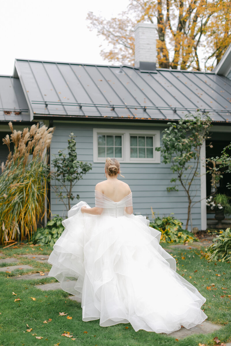 bride-walking-candid-portrait