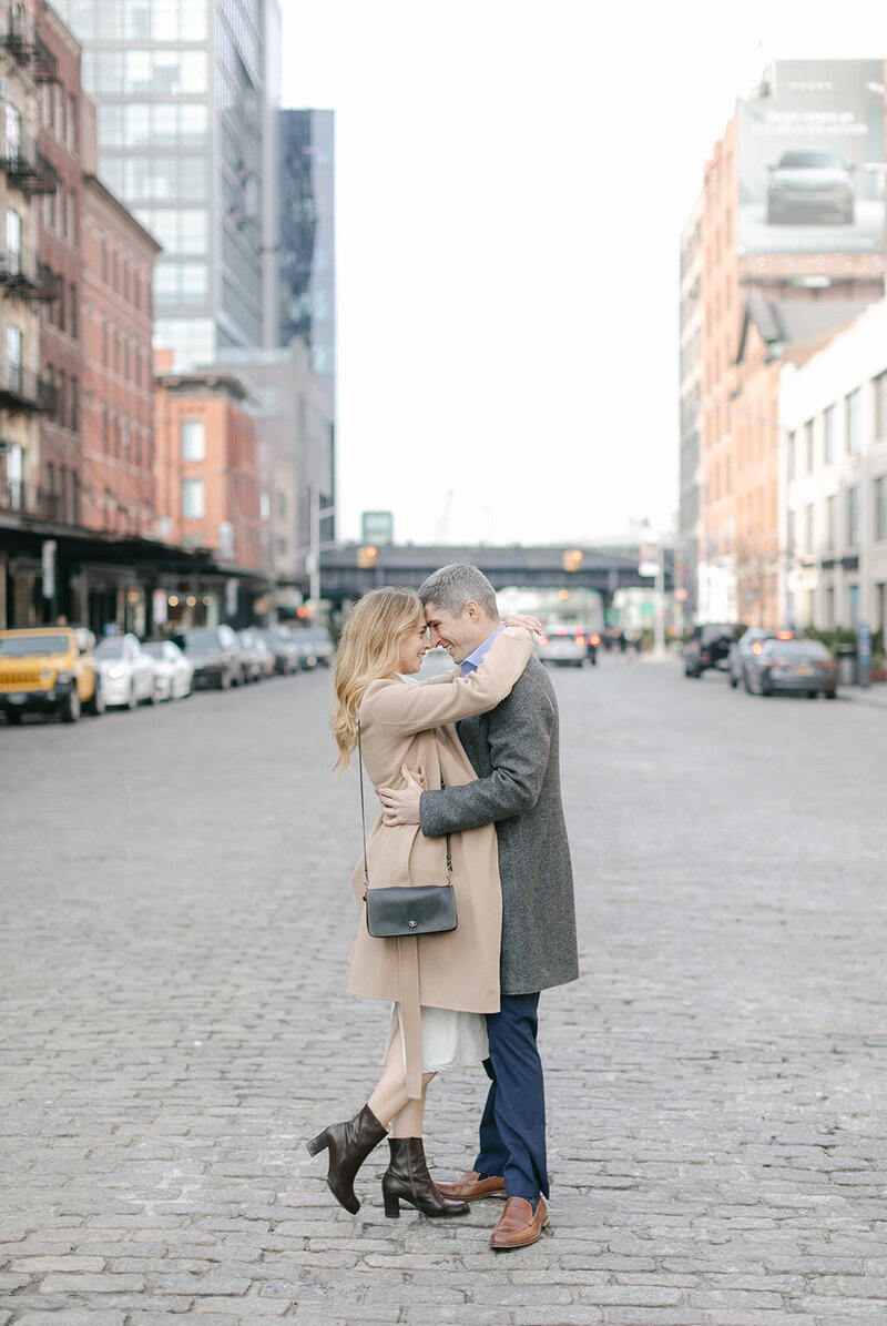 couple-hugging-cobblestone-street-nyc