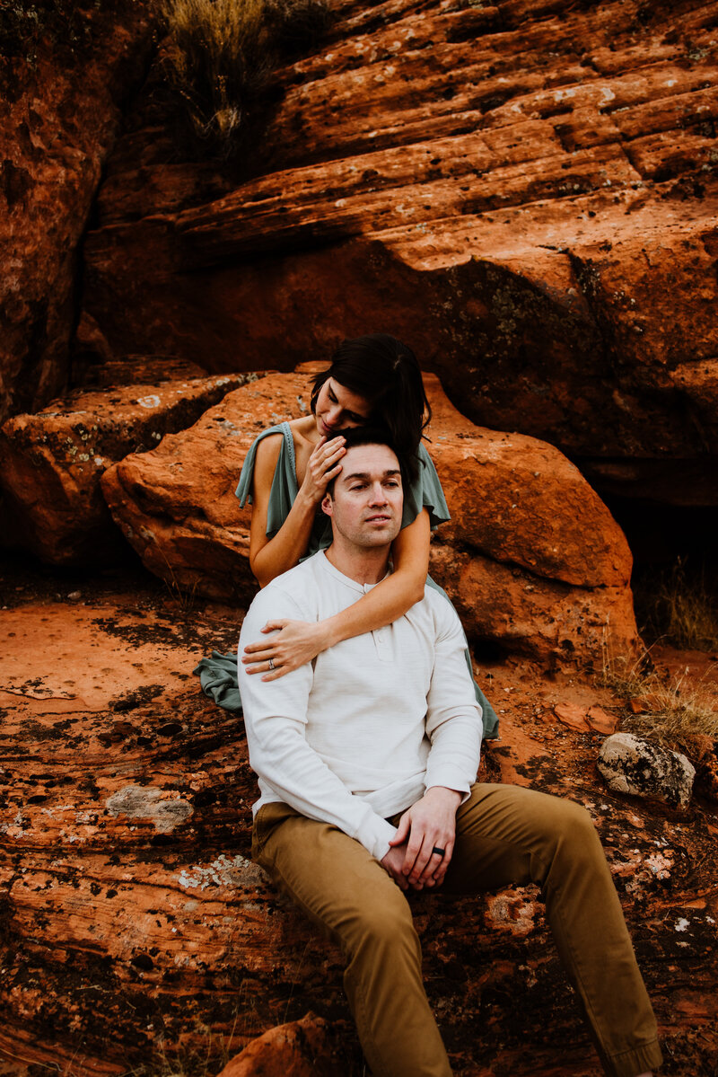 St. George Utah mom and dad embracing at red rocks