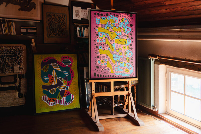 2 tableaux de Paul Teneze de la série Nouvel Ordre du cosmos exposés dans son atelier.