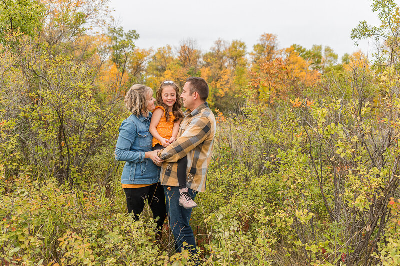 2024-krystal-moore-photography-moose-jaw-fall-family-with-colored-leaves-15