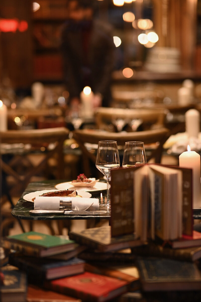 Poetic atmosphere at Bistro des Livres in Paris, a literary bistro near Notre-Dame where warm light, vintage books, and refined French gastronomy come together.
