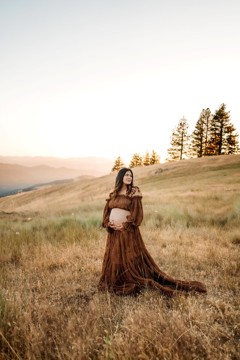 Expecting Mother in a Field | Photography by Jocelyn
