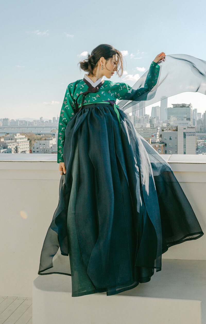 An exquisite editorial bridal shoot featuring the artistry of Hanbok Lynn, a premier Korean hanbok bridal brand, set against the sophisticated backdrop of Gangnam, Seoul. This refined collection blends timeless Korean tradition with modern luxury, captured with an editorial eye by internationally acclaimed destination wedding photographer Michael Asmussen. Elevate your inspiration with Michael’s work spanning Palm Springs, Los Angeles, Tokyo, Las Vegas, Seoul, and beyond."강남, 서울을 배경으로 펼쳐진 **한복린(Hanbok Lynn)**의 정교한 한복 브라이덜 에디토리얼 촬영. 전통 한복의 우아함과 현대적인 감각이 어우러진 이 특별한 순간을, 세계적으로 인정받는 럭셔리 웨딩 포토그래퍼 **마이클 애스뮤센(Michael Asmussen)*의 감각적인 시선으로 포착했습니다. 팜스프링스, 로스앤젤레스, 도쿄, 라스베이거스, 서울 등지에서 마이클의 더 많은 작품을 만나보세요
